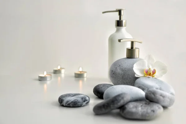 Composición del spa con piedras y cosméticos sobre fondo claro — Foto de Stock