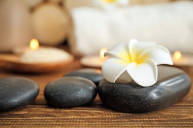 Spa taş ve ahşap masa, tatlı güzel çiçek