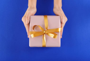 Hediye kutusu renk arka plan üzerinde tutan kadın