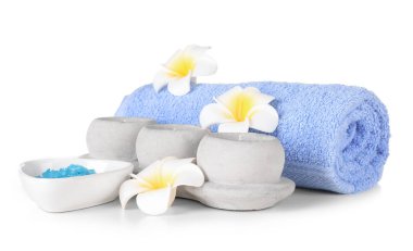 Beyaz arkaplanda güzel bir spa kompozisyonu