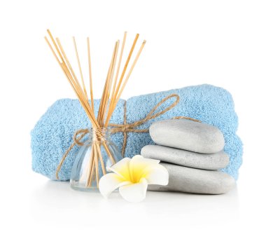 Beyaz arkaplanda güzel bir spa kompozisyonu