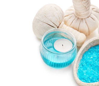 Beyaz arkaplanda güzel bir spa kompozisyonu