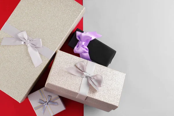 Εορταστικό δώρο κουτιά σε χρώμα φόντου — Φωτογραφία Αρχείου