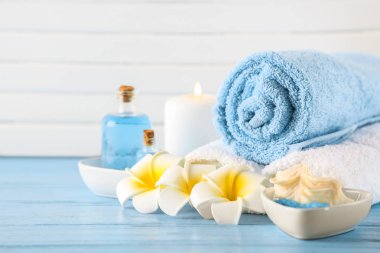 Ahşap masada güzel bir spa kompozisyonu