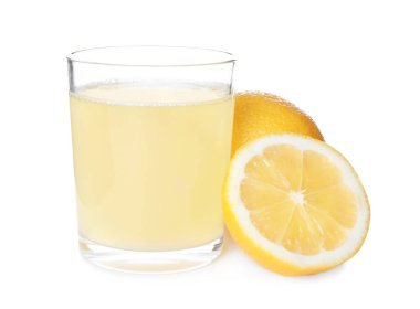 Taze narenciye içki cam ve beyaz zemin üzerine limon