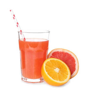 Taze narenciye bardakta içki ve beyaz arka plan üzerinde meyve kesme