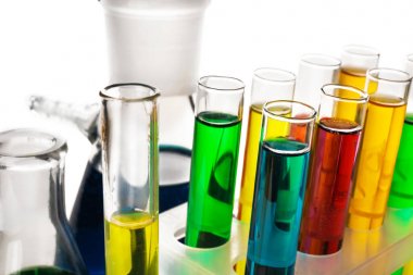 Beyaz arka planda, portre renkli örnekleri ile test tüpleri