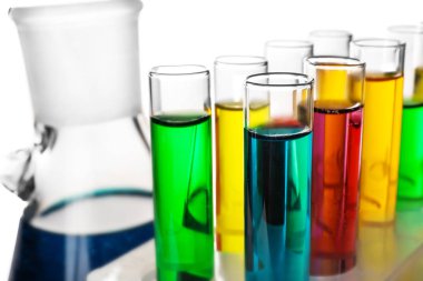 Beyaz arka planda, portre renkli örnekleri ile test tüpleri