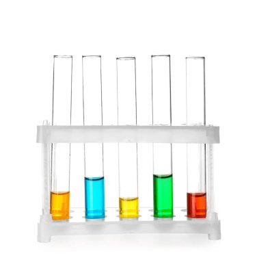 Beyaz arka plan üzerinde renkli örnekleri ile test tüpleri