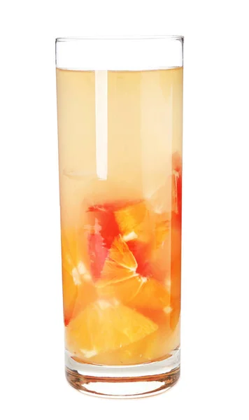 Boisson fraîche aux agrumes en verre avec des fruits tranchés sur fond blanc — Photo