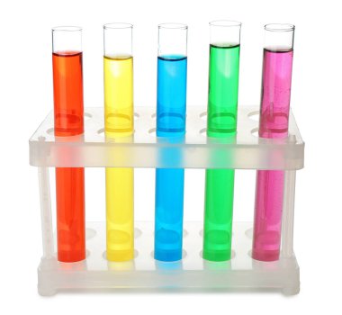Beyaz arka plan üzerinde renkli örnekleri ile test tüpleri