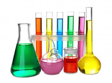 Beyaz arka plan üzerinde renkli örnekleri ile kimya cam ürünleri