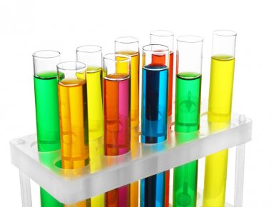 Beyaz arka plan üzerinde renkli örnekleri ile test tüpleri