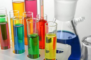 Beyaz arka planda, portre renkli örnekleri ile test tüpleri