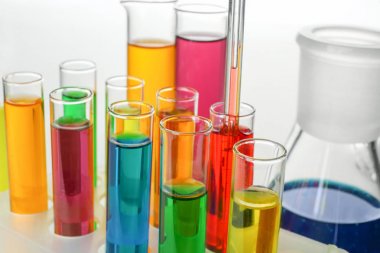 Beyaz arka planda, portre renkli örnekleri ile test tüpleri
