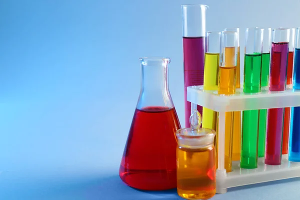Χημική γυαλικών με δείγματα σε χρώμα φόντου — Φωτογραφία Αρχείου