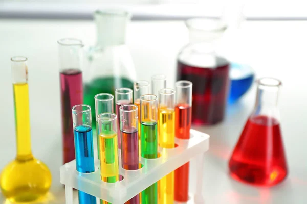 Provette con campioni colorati in laboratorio — Foto Stock