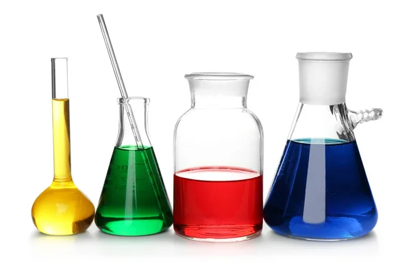 Χημική γυαλικών με πολύχρωμα δείγματα σε λευκό φόντο — Φωτογραφία Αρχείου