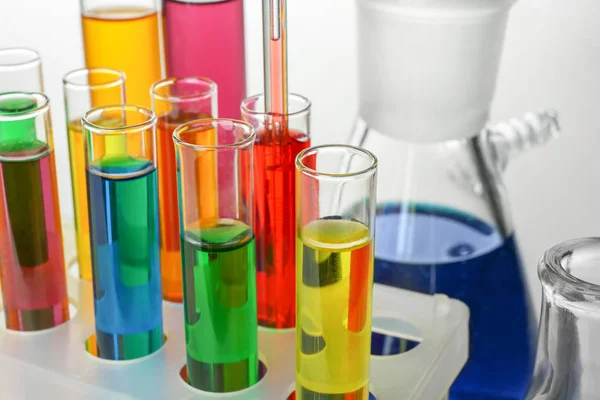 Tubos de ensaio com amostras coloridas sobre fundo branco, close-up — Fotografia de Stock