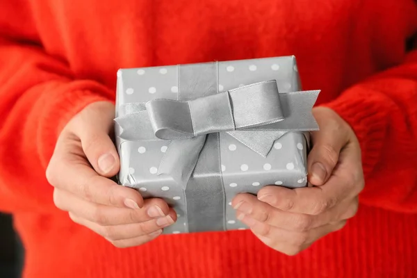Woman holding gift box, closeup — Stock Photo, Image