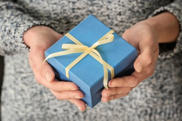 Woman holding gift box, closeup — Stock Photo, Image