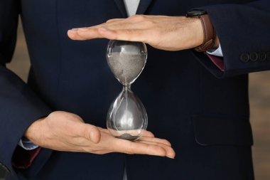 Adam holding kum saati, portre. Zaman yönetimi kavramı