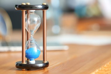 Kum saati tablo arka plan bulanık karşı. Zaman yönetimi kavramı