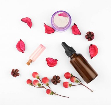 Beyaz arka plan üzerinde doğal kozmetik ile kompozisyon