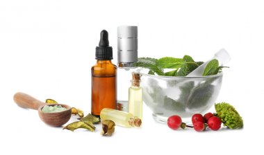 Beyaz arka plan üzerinde temel yağlar şişe ile kompozisyon. Doğal kozmetik