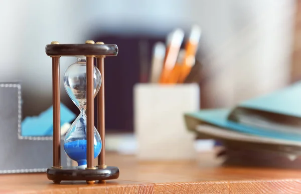 Timglas på bordet mot suddig bakgrund. Time management koncept — Stockfoto