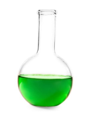 Beyaz zemin üzerine yeşil sıvı ile test şişesi