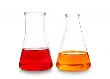 Beyaz zemin üzerine sıvı ile test şişeler
