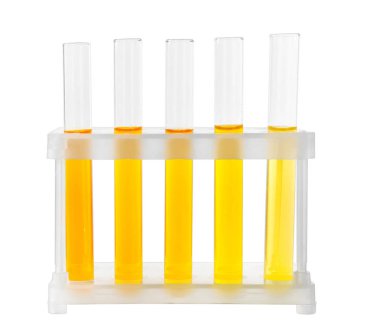 Beyaz arka plan üzerinde test tüpleri ile raf