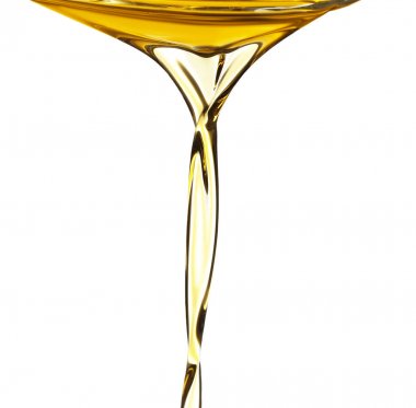 Beyaz arka plan üzerinde taze zeytin yağ boşaltma