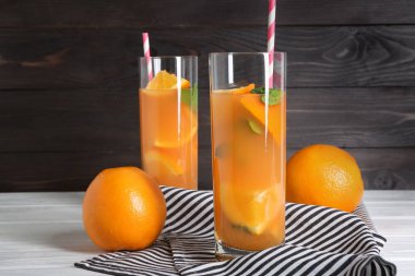 Taze narenciye suyu masada gözlüklü