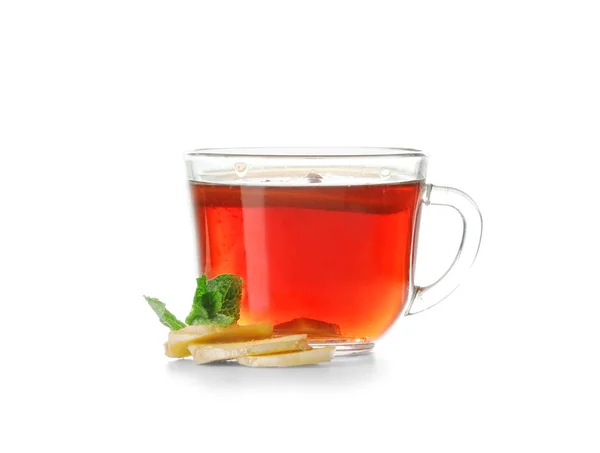 Délicieux thé au citron, gingembre et menthe dans une tasse en verre sur fond blanc — Photo