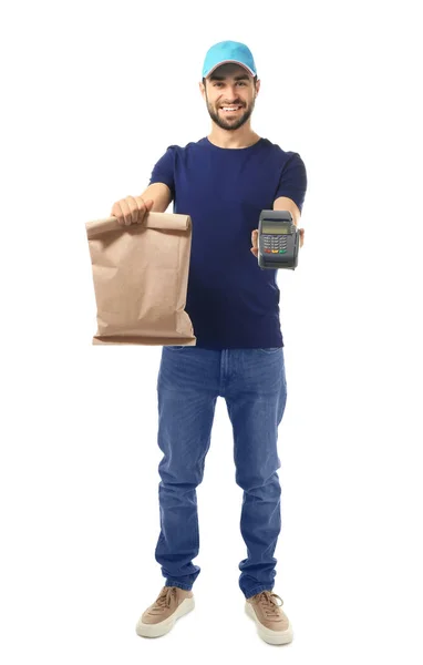 白い背景のターミナル食品と支払い用紙袋を保持している配達人 — ストック写真