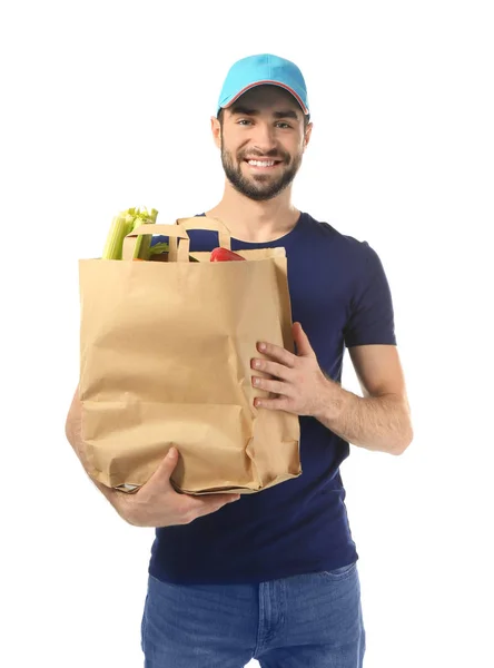 Entrega homem segurando saco de papel com comida no fundo branco — Fotografia de Stock