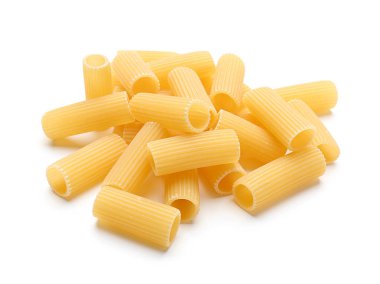 Beyaz arkaplanda bir yığın çiğ makarna