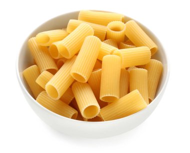 Beyaz arka plan üzerinde ham makarna ile kase