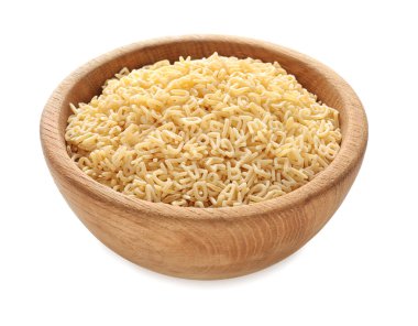 Beyaz arka plan üzerinde ham alfabe makarna ile ahşap kase