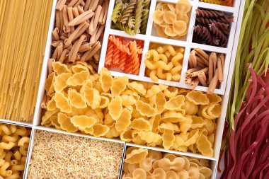 Kutuları ile farklı pişmemiş makarna, üstten görünüm