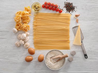 Pişmemiş makarna ve açık renkli ürünlerde