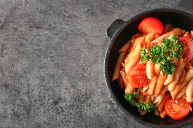 Gri arka plan, üstten görünüm üzerinde domates soslu lezzetli makarna ile pan