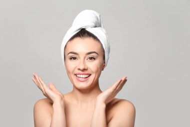 Kaplıca tedavisi ışık arka plan üzerinde sonra ipeksi cilt olan güzel kadın