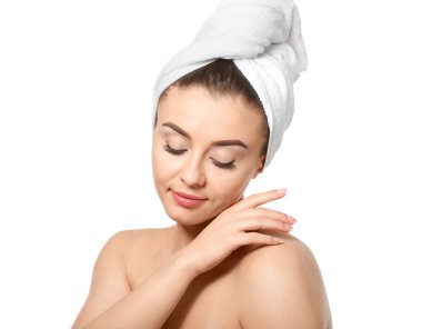 Kaplıca tedavisi beyaz arka plan üzerinde sonra ipeksi cilt olan güzel kadın