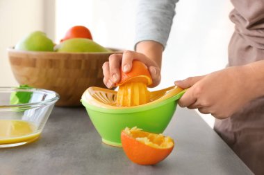 Masada narenciye suyu hazırlama kadın