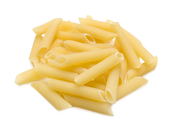 Heap av rå pasta på vit bakgrund — Stockfoto