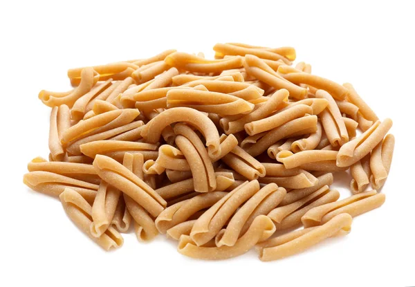 Heap van rauwe pasta op witte achtergrond — Stockfoto