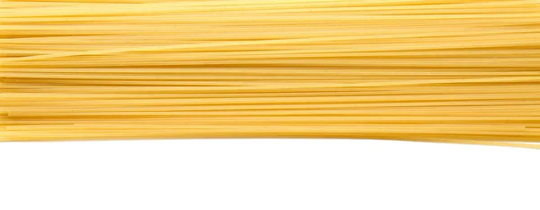 Сырые спагетти на белом фоне — стоковое фото